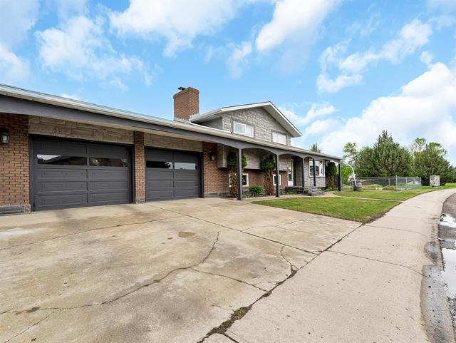 128 East Glen Drive Se, House detached with 4 bedrooms, 3 bathrooms and 2 parking in Medicine Hat AB | Image 2