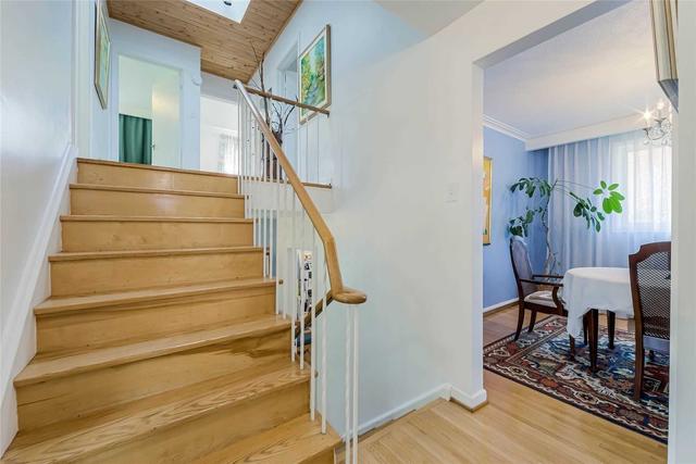 upper - 25 Oldborough Circ, House detached with 3 bedrooms, 2 bathrooms and 2 parking in Toronto ON | Image 3