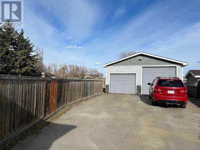 5413 50 Street, House detached with 2 bedrooms, 1 bathrooms and 2 parking in Bentley AB | Image 3