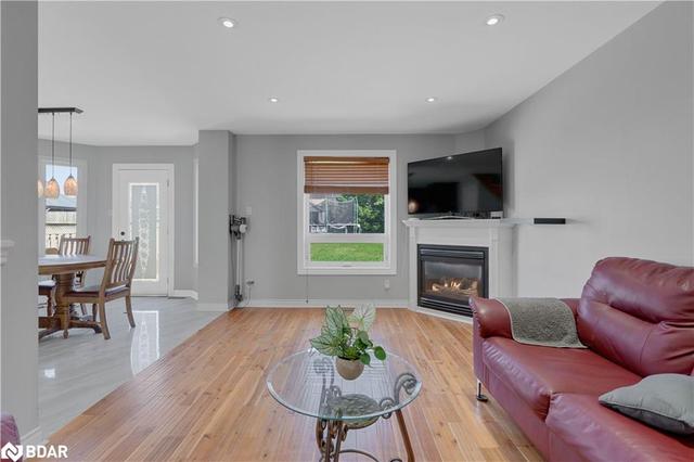 3 Logan Court, House detached with 3 bedrooms, 2 bathrooms and 5 parking in Barrie ON | Image 5