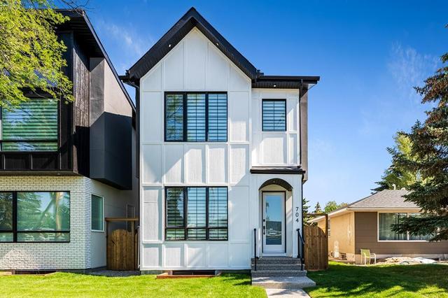 704 37 Street Sw, House detached with 4 bedrooms, 3 bathrooms and 2 parking in Calgary AB | Card Image