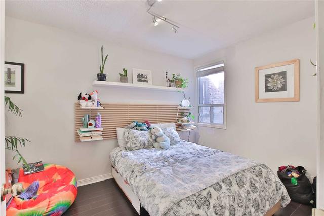 28 Mackenzie Cres, House semidetached with 2 bedrooms, 3 bathrooms and 0 parking in Toronto ON | Image 13