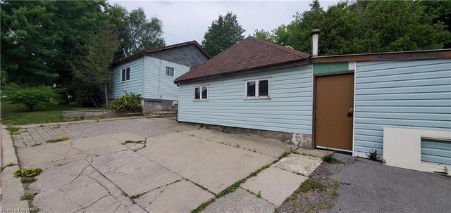1211 Montreal Street, House detached with 3 bedrooms, 1 bathrooms and 3 parking in Kingston ON | Image 4