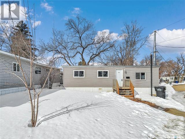 303 - 1524 Rayner Avenue, Home with 3 bedrooms, 1 bathrooms and null parking in Saskatoon SK | Image 2