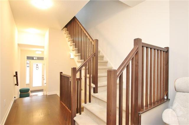 131 Overberg Way, Townhouse with 3 bedrooms, 3 bathrooms and 2 parking in Ottawa ON | Image 5