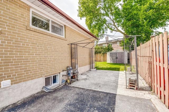 207 Beechy Dr, House semidetached with 3 bedrooms, 2 bathrooms and 4 parking in Richmond Hill ON | Image 28