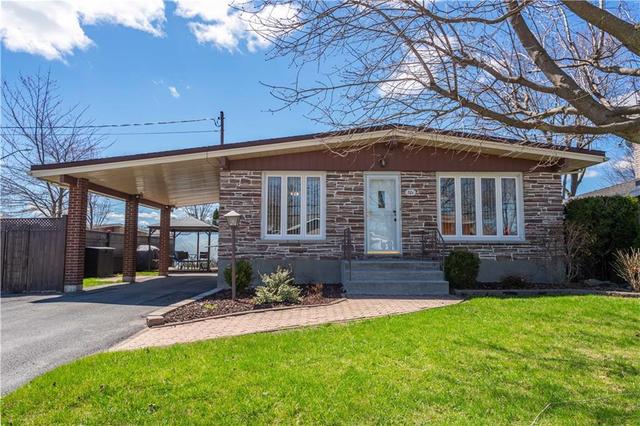 Move-in condition 3 bedroom bungalow in family neighbourhood. Walking distance to the Cornwall Community Hospital, parks and schools | Image 1