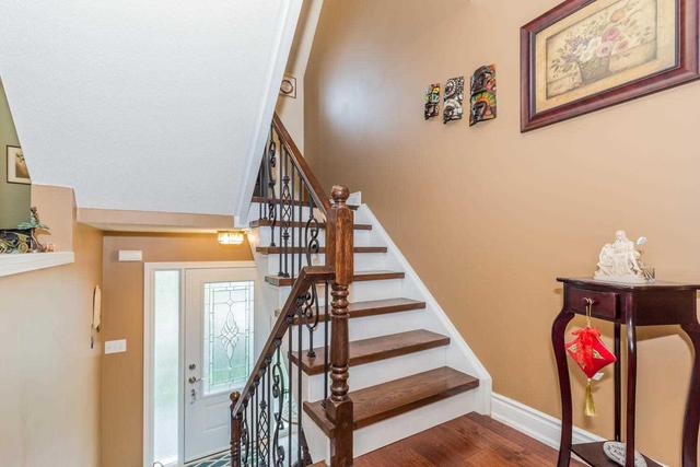 115 Dunlop Crt, House attached with 3 bedrooms, 3 bathrooms and 2 parking in Brampton ON | Image 4