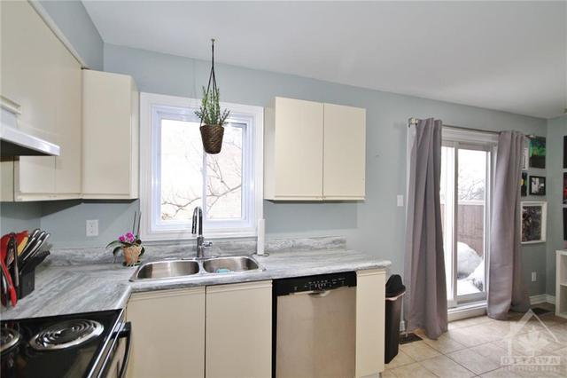 d - 284 Dalehurst Drive, Townhouse with 3 bedrooms, 2 bathrooms and 2 parking in Ottawa ON | Image 13