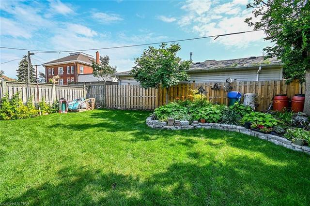 4856 Simcoe Street, House detached with 6 bedrooms, 3 bathrooms and 3 parking in Niagara Falls ON | Image 8