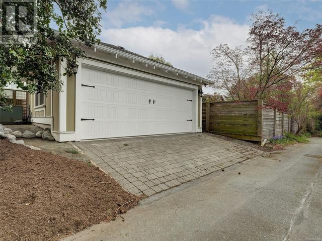 2995 Uplands Rd, House detached with 5 bedrooms, 4 bathrooms and 4 parking in Oak Bay BC | Image 32