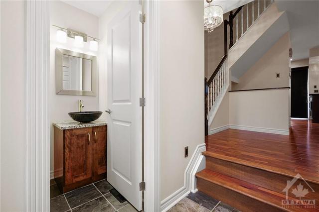 92 College Circle, Townhouse with 3 bedrooms, 2 bathrooms and 3 parking in Ottawa ON | Image 4