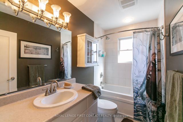 68 Eugenia St, House detached with 2 bedrooms, 2 bathrooms and 4 parking in Barrie ON | Image 2