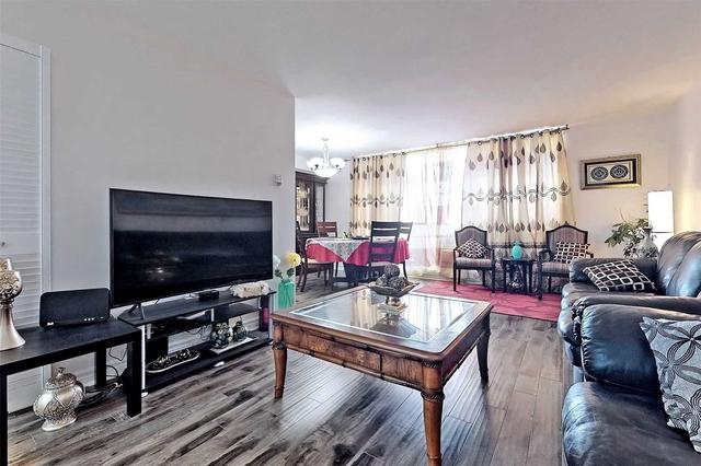 2209 - 5 Massey Sq, Condo with 3 bedrooms, 2 bathrooms and 2 parking in Toronto ON | Image 2