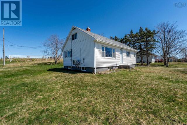 43 Belle Vue St, House detached with 5 bedrooms, 1 bathrooms and null parking in Clare NS | Image 10