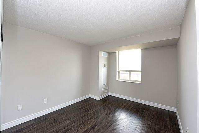 1402 - 30 Malta Ave, Condo with 3 bedrooms, 2 bathrooms and 1 parking in Brampton ON | Image 9