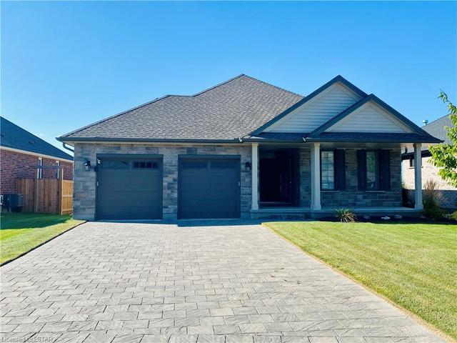 2118 Lockwood Crescent, House detached with 2 bedrooms, 2 bathrooms and 6 parking in Strathroy Caradoc ON | Image 1