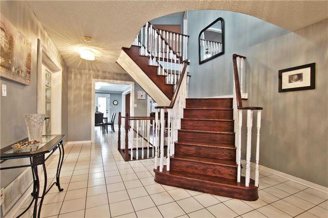 104 Royal Valley Dr, House detached with 4 bedrooms, 5 bathrooms and 4 parking in Caledon ON | Image 2