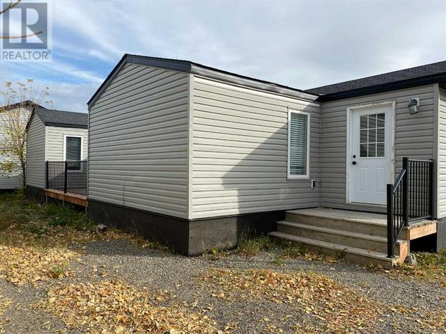 5, - 1048 Elk Avenue, Home with 2 bedrooms, 1 bathrooms and 2 parking in Pincher Creek AB | Image 2
