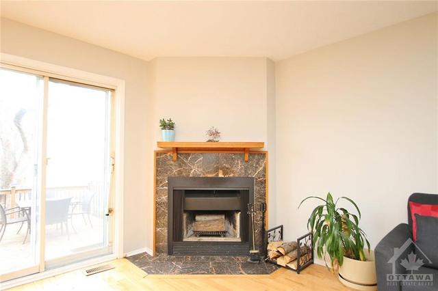 15 Saxton Crescent, Townhouse with 3 bedrooms, 2 bathrooms and 2 parking in Ottawa ON | Image 10