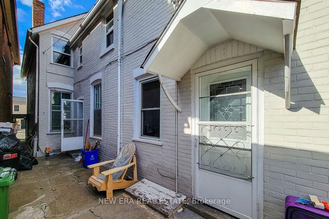 244 Wellington St N, House detached with 5 bedrooms, 2 bathrooms and 2 parking in Hamilton ON | Image 2