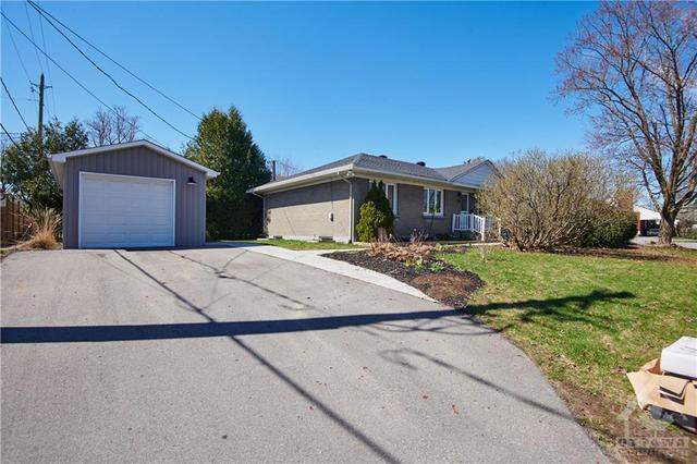 762 Colson Avenue, House detached with 5 bedrooms, 2 bathrooms and 4 parking in Ottawa ON | Image 1