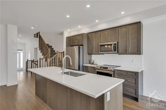 293 Monticello Avenue, Townhouse with 3 bedrooms, 3 bathrooms and 3 parking in Ottawa ON | Image 9