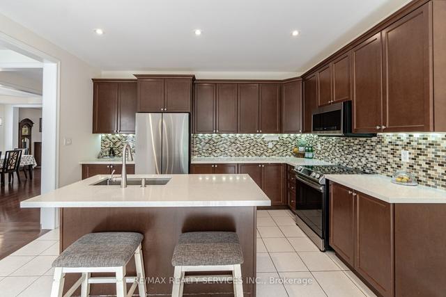 19 Island Grve, House detached with 4 bedrooms, 4 bathrooms and 6 parking in Brampton ON | Image 3