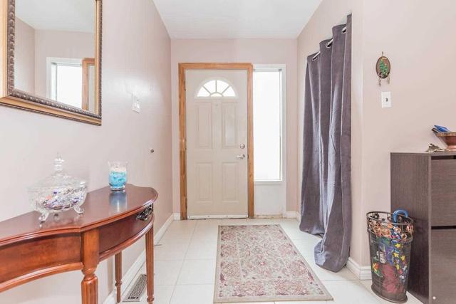 263 Fleetwood Cres, Townhouse with 4 bedrooms, 2 bathrooms and 1 parking in Brampton ON | Image 3