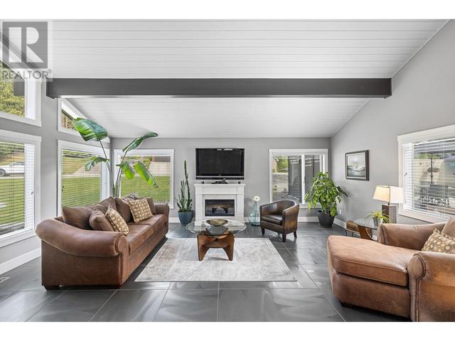 1047 Cascade Place, House detached with 4 bedrooms, 2 bathrooms and 6 parking in Kelowna BC | Image 14