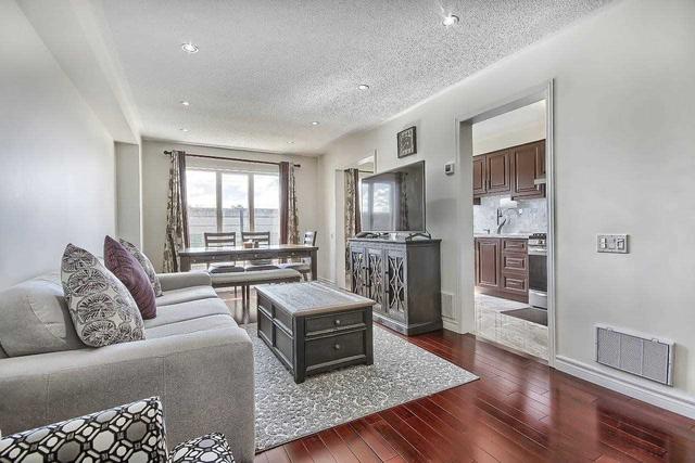 35h View Green Cres, House attached with 3 bedrooms, 4 bathrooms and 4 parking in Toronto ON | Image 4