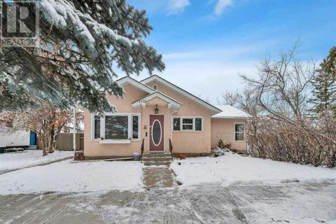 5526 49a Avenue, House detached with 3 bedrooms, 3 bathrooms and 4 parking in Red Deer AB | Card Image