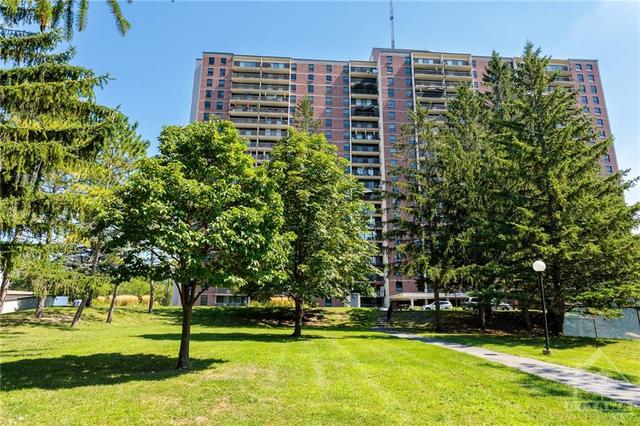 1509 - 665 Bathgate Drive, Condo with 2 bedrooms, 1 bathrooms and 1 parking in Ottawa ON | Card Image