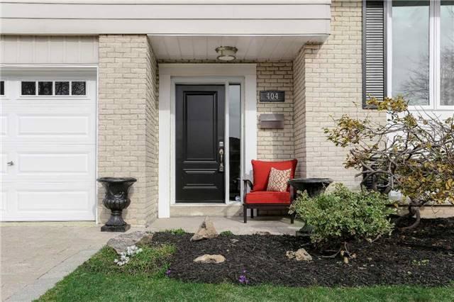 404 Amstel Crt, House detached with 3 bedrooms, 3 bathrooms and 4 parking in Oshawa ON | Image 2