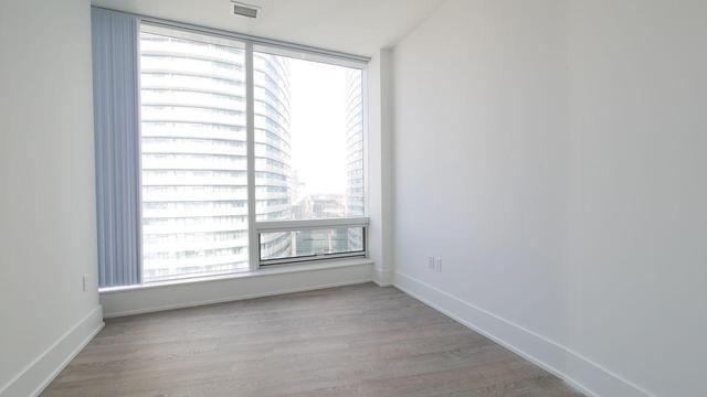 4810 - 10 York St, Condo with 3 bedrooms, 2 bathrooms and 1 parking in Toronto ON | Image 6
