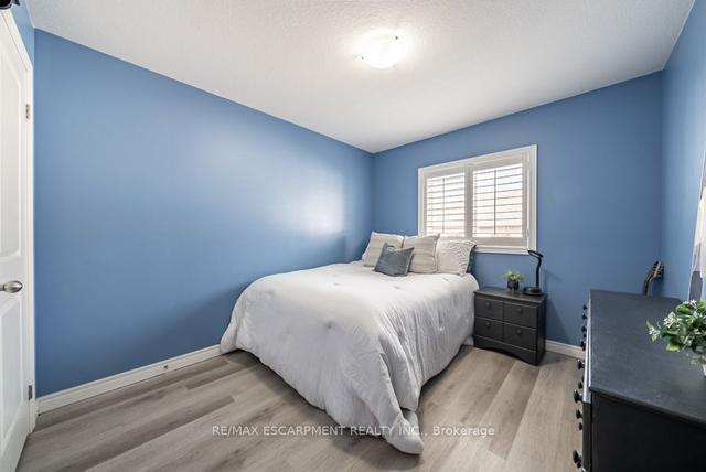 33 Redcedar Cres, House attached with 3 bedrooms, 2 bathrooms and 2 parking in Hamilton ON | Image 14