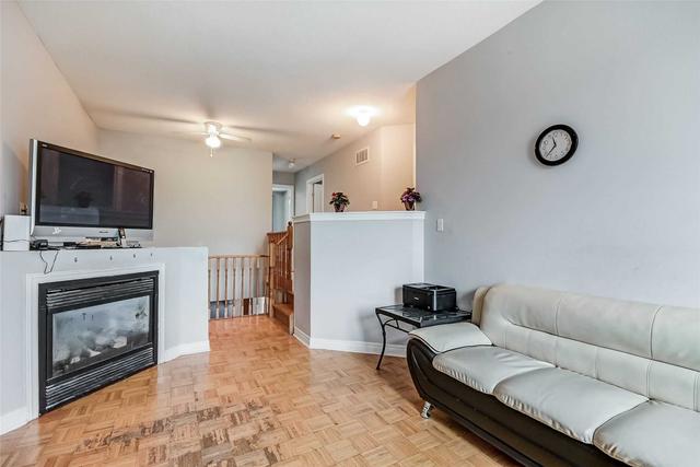 8 Tobermory Cres, House detached with 3 bedrooms, 3 bathrooms and 4 parking in Brampton ON | Image 9