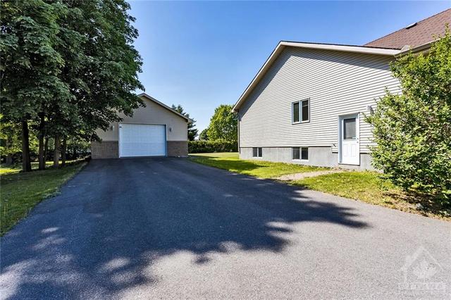 1946 Farisita Drive, House detached with 4 bedrooms, 3 bathrooms and 8 parking in Ottawa ON | Image 23