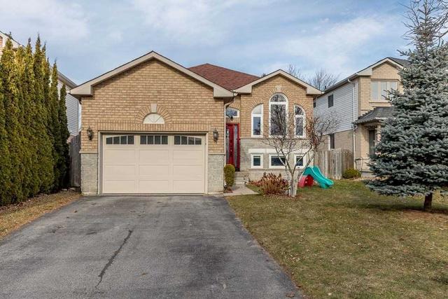 54 Leslie Ave, House detached with 2 bedrooms, 2 bathrooms and 5 parking in Barrie ON | Card Image
