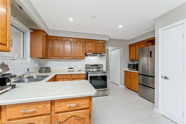532 Beaver Crt, House detached with 3 bedrooms, 2 bathrooms and 5 parking in Milton ON | Image 3
