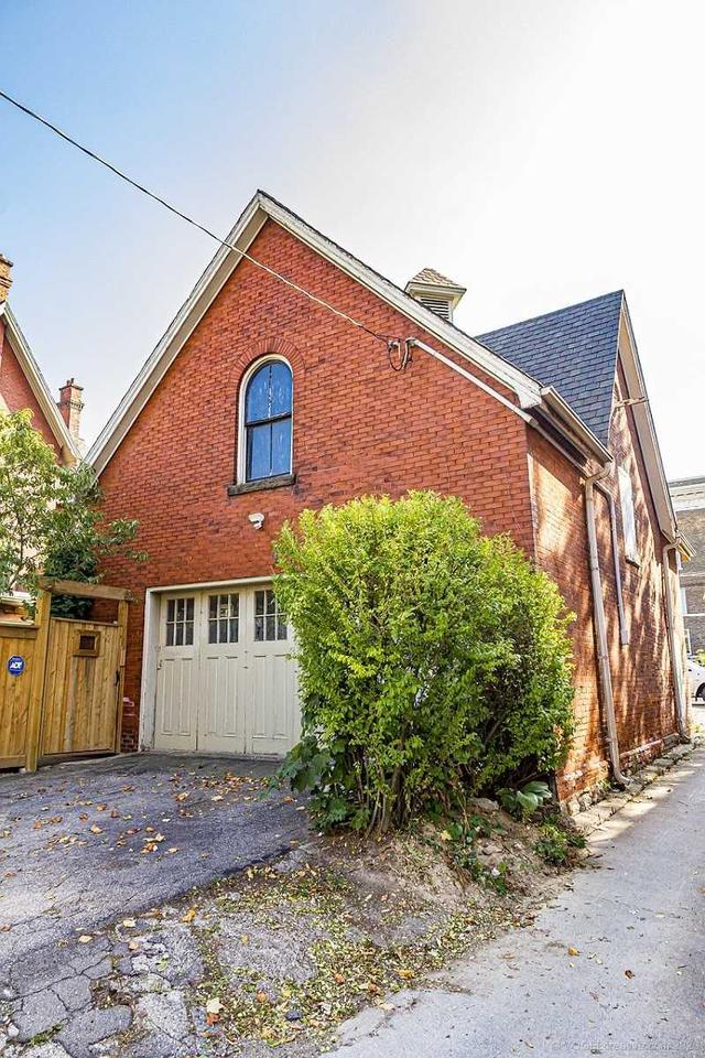 254 Bay St S, House detached with 8 bedrooms, 4 bathrooms and 6 parking in Hamilton ON | Image 13
