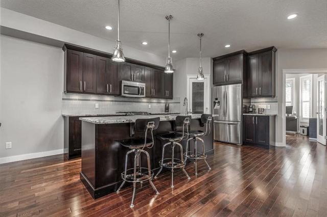 3327 40 Street Sw, Home with 4 bedrooms, 3 bathrooms and 2 parking in Calgary AB | Image 4