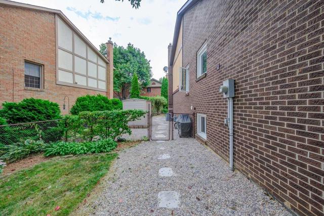 4226 Jefton Cres, House semidetached with 3 bedrooms, 2 bathrooms and 2 parking in Mississauga ON | Image 3