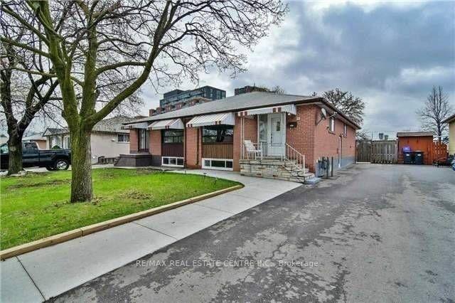 upper - 23 Avondale Blvd, House semidetached with 3 bedrooms, 1 bathrooms and 2 parking in Brampton ON | Image 1