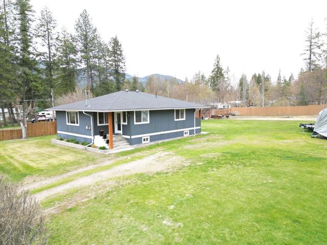10 Skands Road, House detached with 3 bedrooms, 1 bathrooms and 10 parking in Kootenay Boundary C BC | Image 1