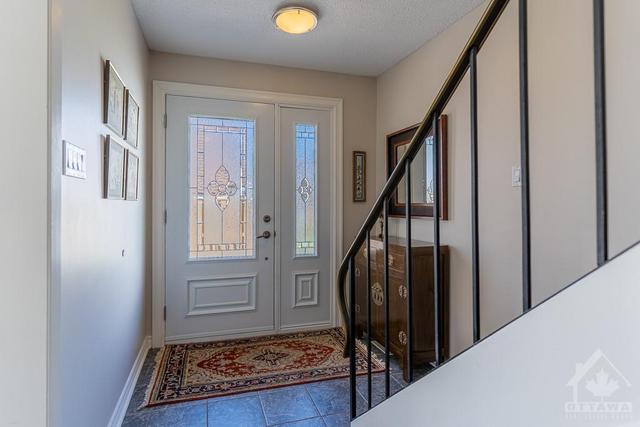 94 - 837 Eastvale Drive, Townhouse with 3 bedrooms, 2 bathrooms and 1 parking in Ottawa ON | Image 3
