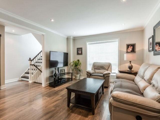 30 Mcmullen Cres, Townhouse with 3 bedrooms, 2 bathrooms and 1 parking in Brampton ON | Image 6