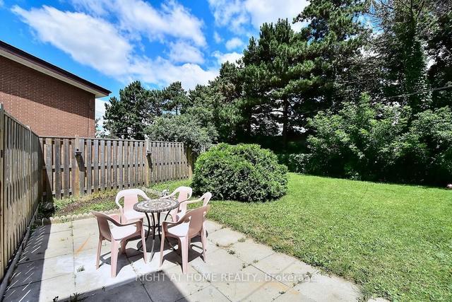 82 Baltray Cres, House semidetached with 3 bedrooms, 2 bathrooms and 6 parking in Toronto ON | Image 10