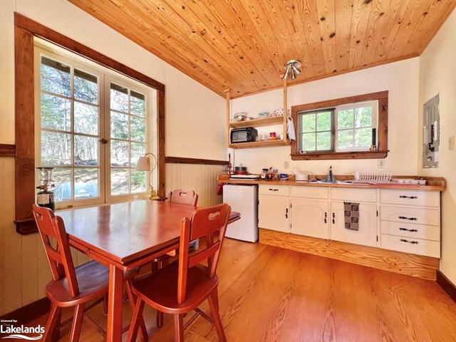 The guest accommodations (bunkie) has a wet bar,... | Image 33