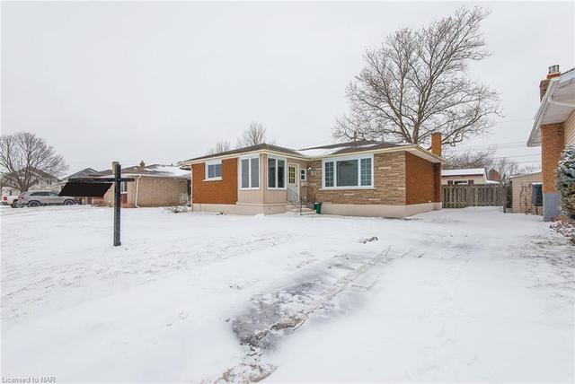 208 Bradley Avenue, House detached with 3 bedrooms, 1 bathrooms and 2 parking in Welland ON | Image 3